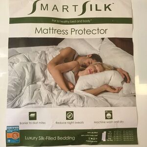 White Mattress Protector - Luxury Silk-Filled Bedding